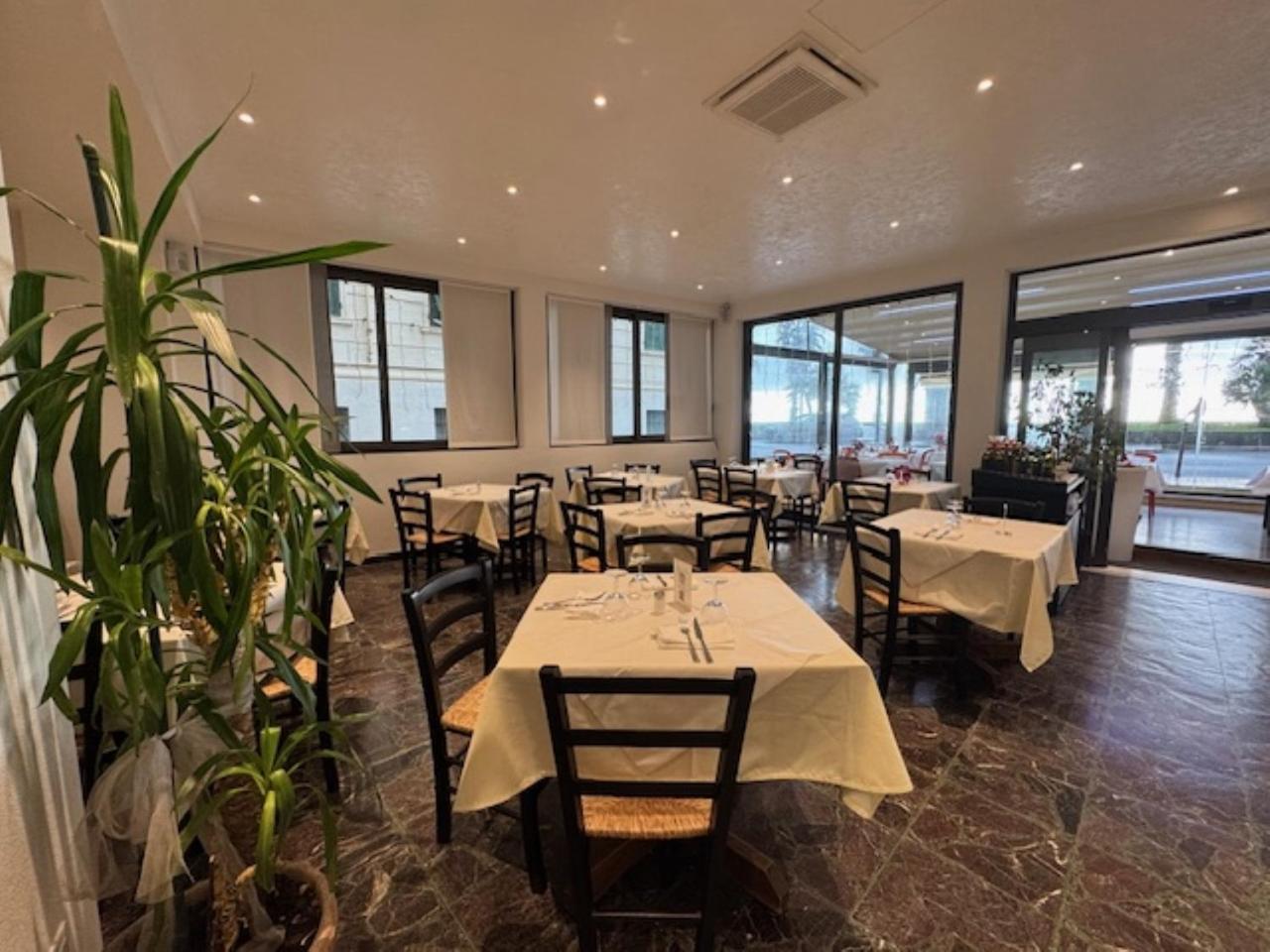 Hotel Ristorante Milton Varazze Esterno foto